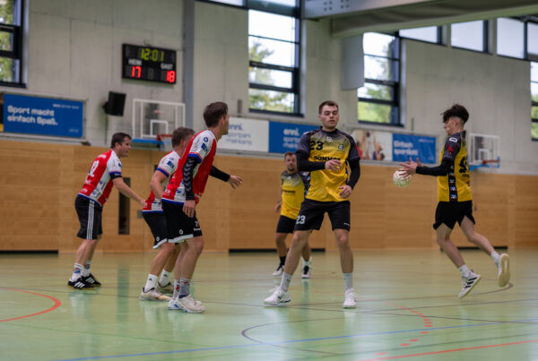 Spielszene Handball. Der Passempfänger wirkt irritiert