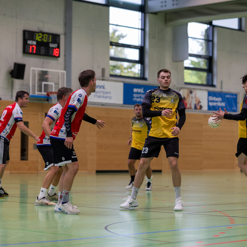 Spielszene Handball. Der Passempfänger wirkt irritiert