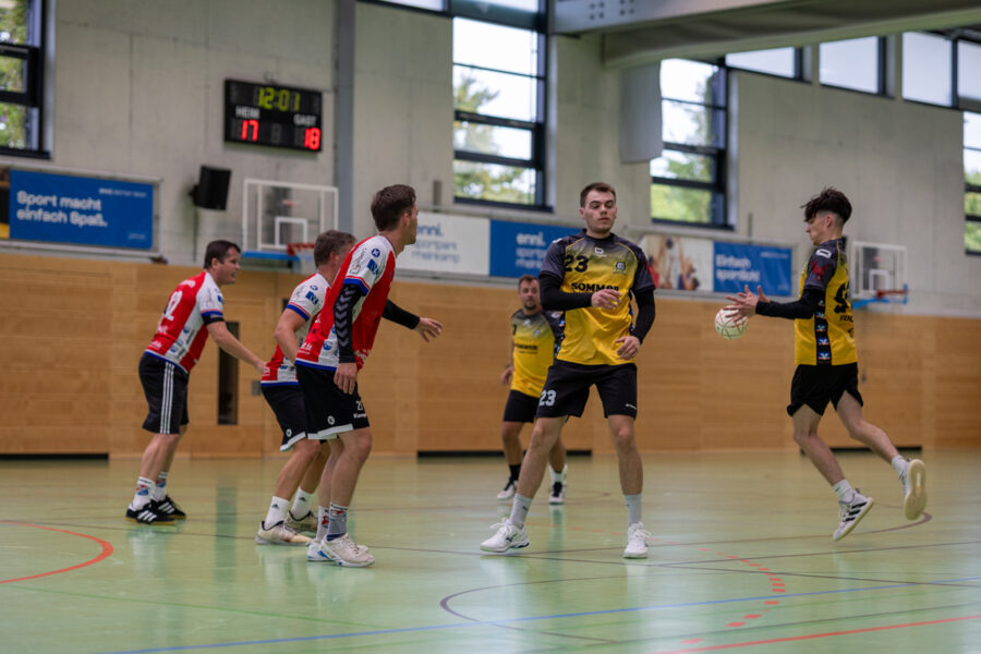 Spielszene Handball. Der Passempfänger wirkt irritiert